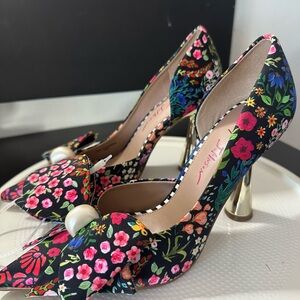 🆕Betsey Johnson KYLIEE Floral Pointed Pumps
